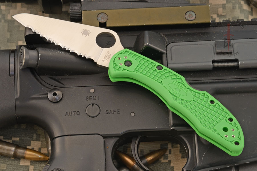 Salt 2 Backlock Folder with Green FRN (C88FSGR2) - Serrated LC200N