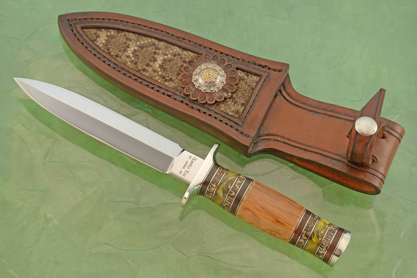 Dagger with Masur Birch, Oosic and Amber